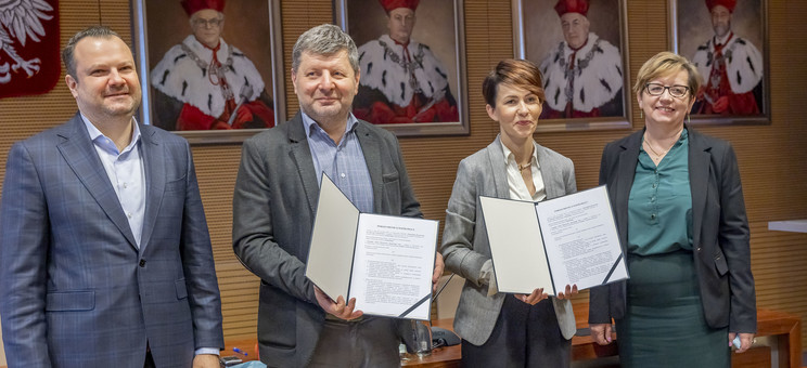 Od lewej: R. Kalisz, prof. P. Koszelnik, mgr E. Greszczuk-Sokół, prof. PRz I. Włoch,